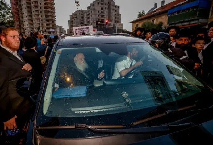 حريديون يهاجمون وزراءهم خلال تظاهرة في القدس رفضا لقانون التجنيد