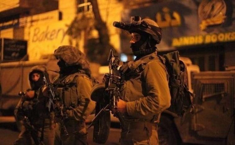 القوات الإسرائيلية تعتقل شابين من مدينة عرابة بعد اقتحام منزليهما وتفتيشها