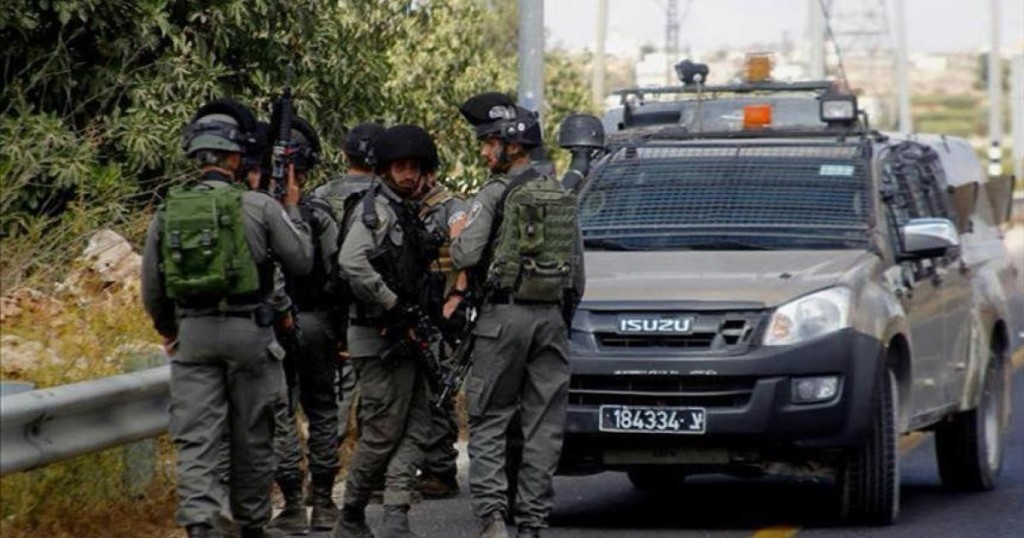 التقط صورا وعلّق ملصقات تدعو لانقلاب عسكري..اتهام إسرائيلي بالعمل لصالح إيران