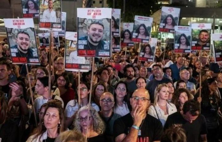 عائلة أحد المحتجزين الإسرائيليين: نتنياهو يفضل الائتلاف على الأسرى