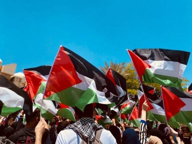 إسرائيليون من ام ترتسو يعتدون على تظاهرة فلسطينية في جامعة بئر السبع