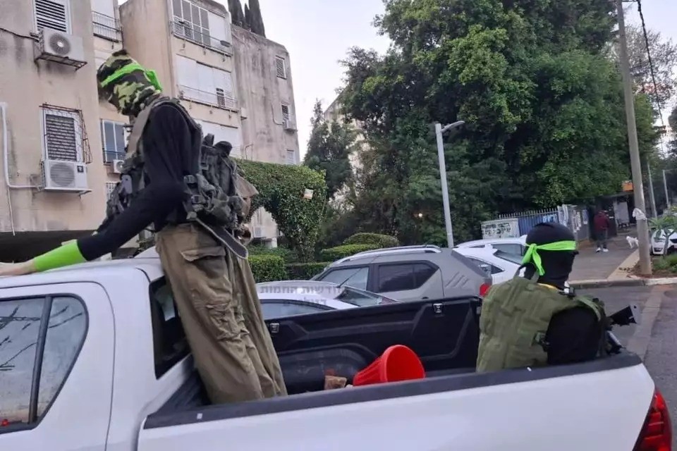 مركبات بيضاء وعلى متنها مجسّمات لمقاومين فلسطينيين..ما الذي يحدث في "كفار سابا"؟