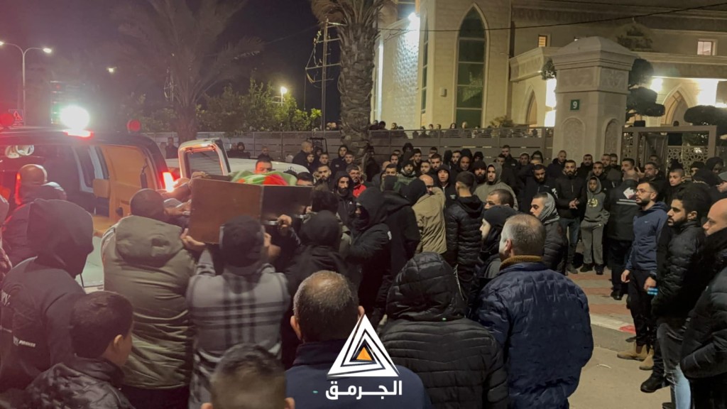 حشد من الفلسطينيين يشيعون جثمان الشاب أنس مثقال بأم الفحم