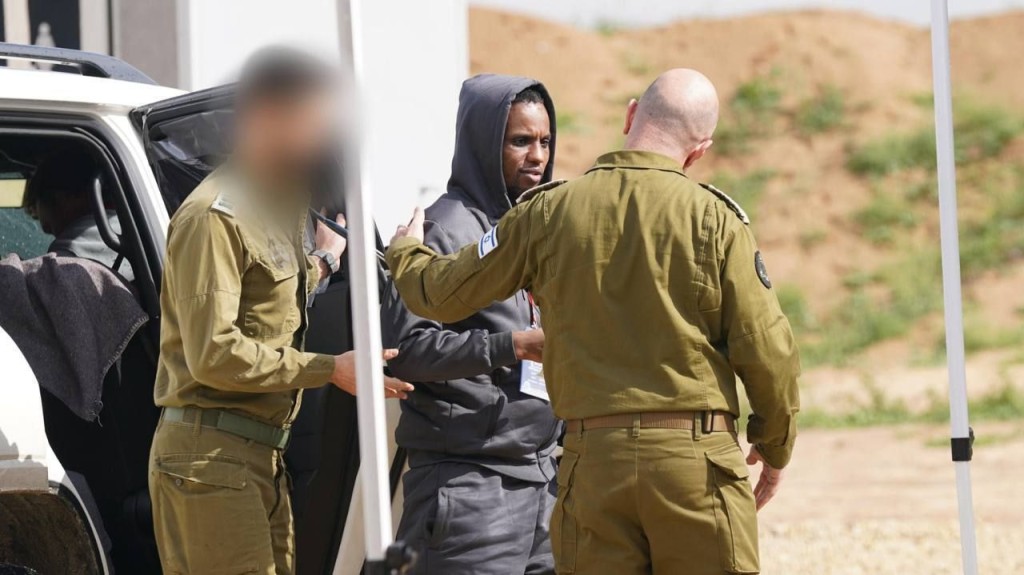 هذه مراسم تسليم المحتجزين الإسرائيليين في قطاع غزة