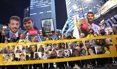 نحو 50 عائلة من ذوي المحتجزين الإسرائيليين يلتمسون للعليا ضد قرار قطع الكهرباء عن غزة..ما القصة؟