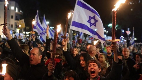 آلاف الإسرائيليين يتظاهرون في القدس ضد إقالة رئيس الشاباك ويطالبون بعودة المحتجزين