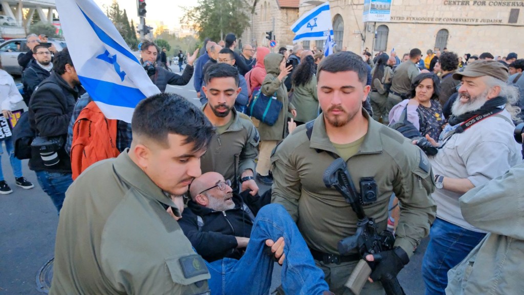 اشتباكات واعتقالات خلال احتجاجات في القدس ضد الحكومة الإسرائيلية