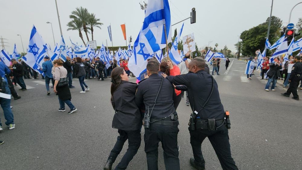 الآلاف يتظاهرون في القدس ضد الحكومة وسط مواجهات وإغلاق طرق
