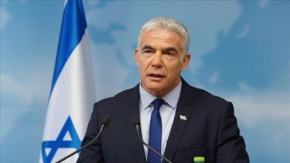 لابيد مهاجمًا نتنياهو: رئيس الحكومة يتنزه في نهر الدانوب بينما تطلق الصواريخ من غزة