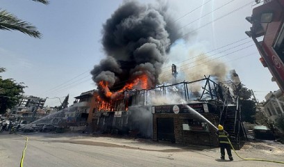 حريق هائل في عدد من المحال التجارية بكفر قاسم