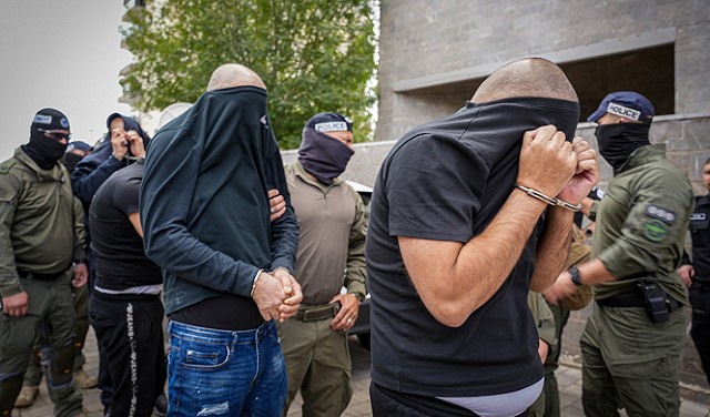 اتهام 12 شخصا بارتكاب مخالفات "ابتزاز وتهديد وسيطرة على مناقصات سلطات محلية"