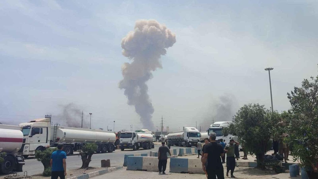 انفجار ضخم يهز ميناء رجائي بمدينة بندر عباس جنوب إيران وسقوط عشرات الجرحى