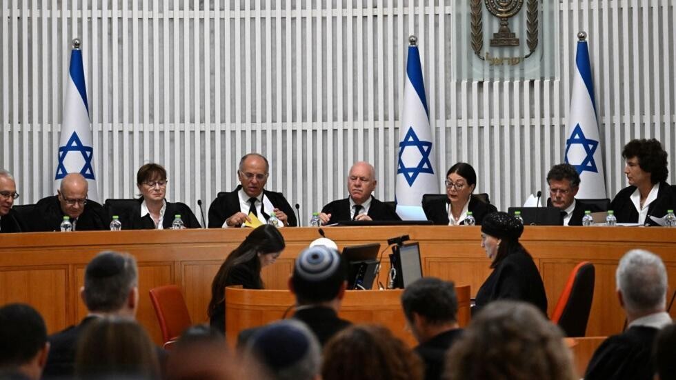 لجنة وزارية تصادق على مشروع قانون يسحب صلاحية تشكيل هيئات المحكمة العليا من رئيسها