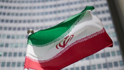 إيرانية غير محجبة ترد على دعوات نتنياهو للتمرد على الحكومة الإيرانية